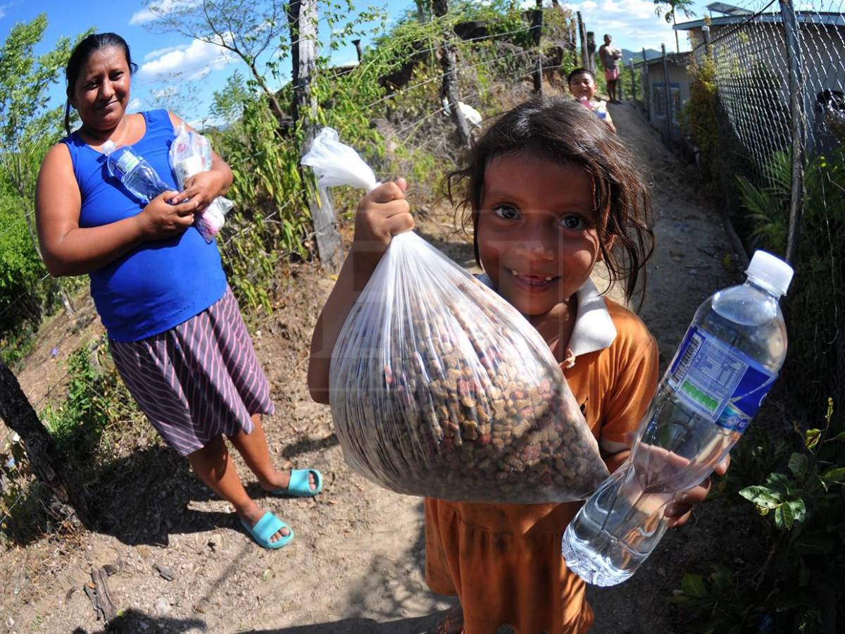 La ayuda también los abarcó: mascotas reciben alimento en el Corredor Seco