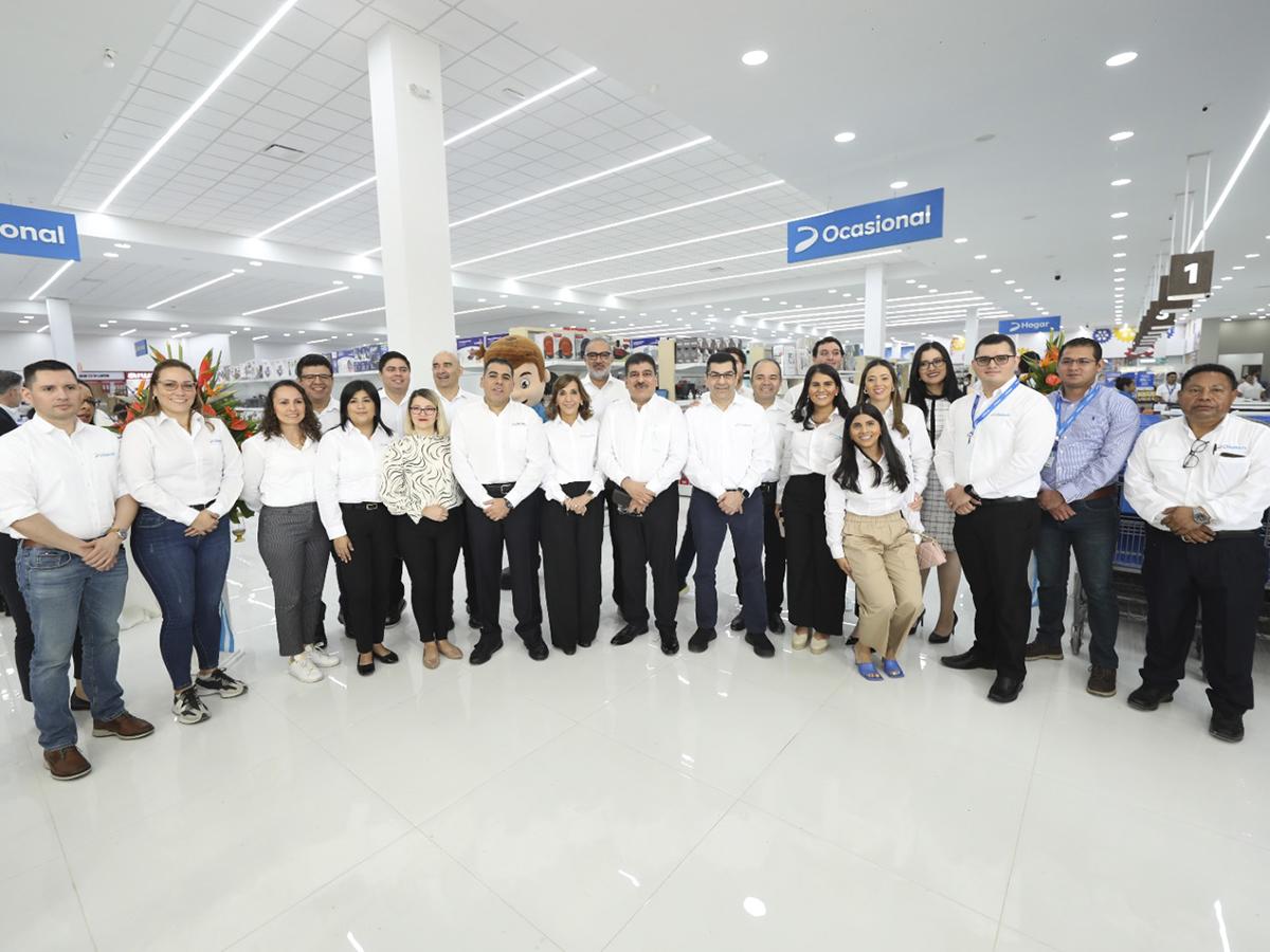 El gran equipo de la nueva tienda Diunsa, listos para atender a toda su clientela.