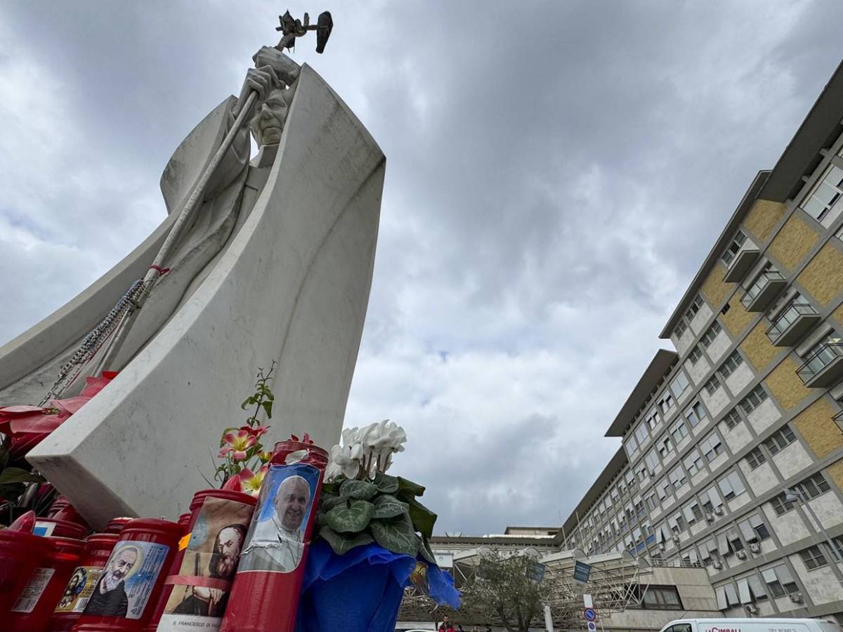 Con flores y velas frente a hospital, fieles improvisan altar por el papa Francisco
