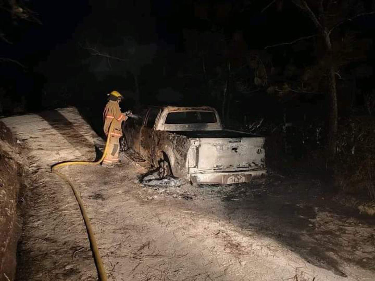 Identifican a las tres víctimas quemadas dentro de carro en Santa Rosa de Copán