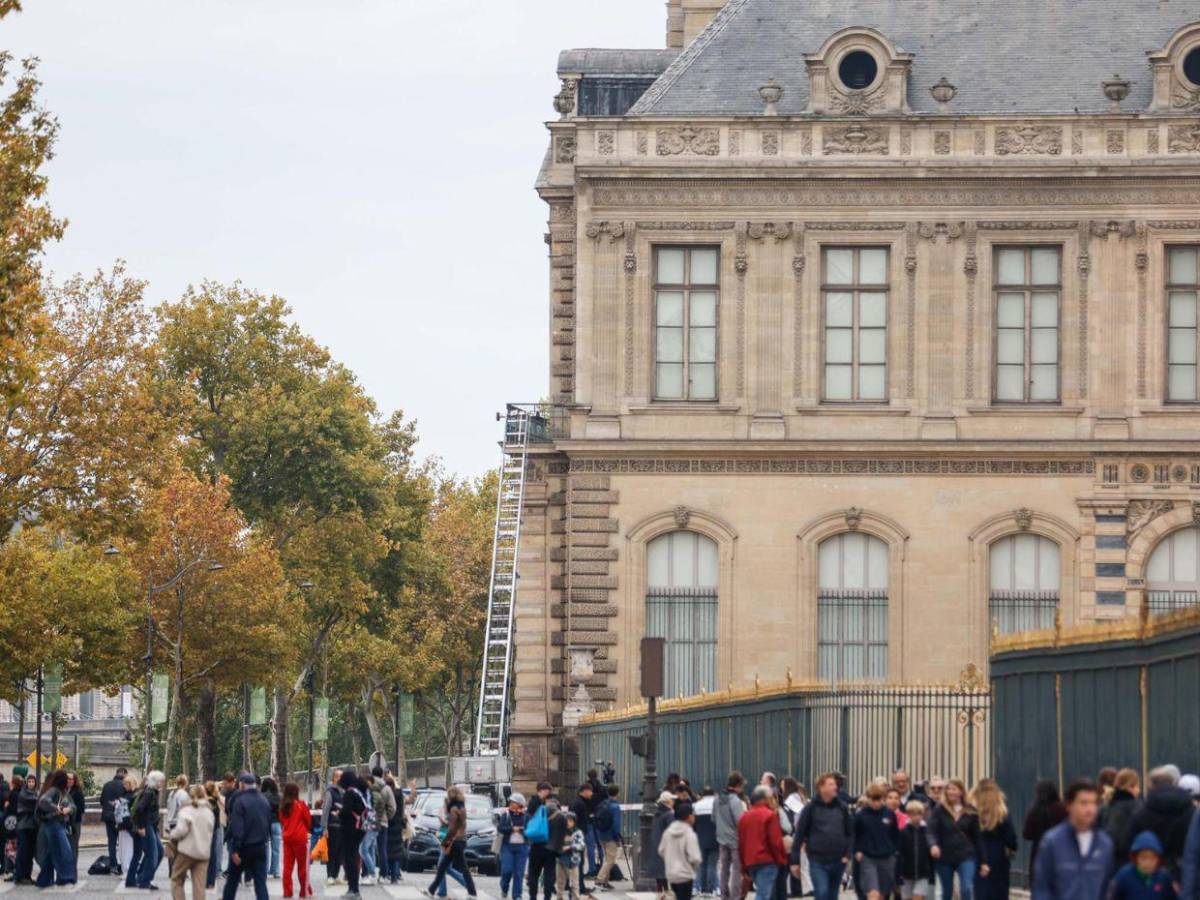 Cuatro ladrones y siete minutos: Lo que se sabe del robo de joyas de la corona francesa en el Louvre