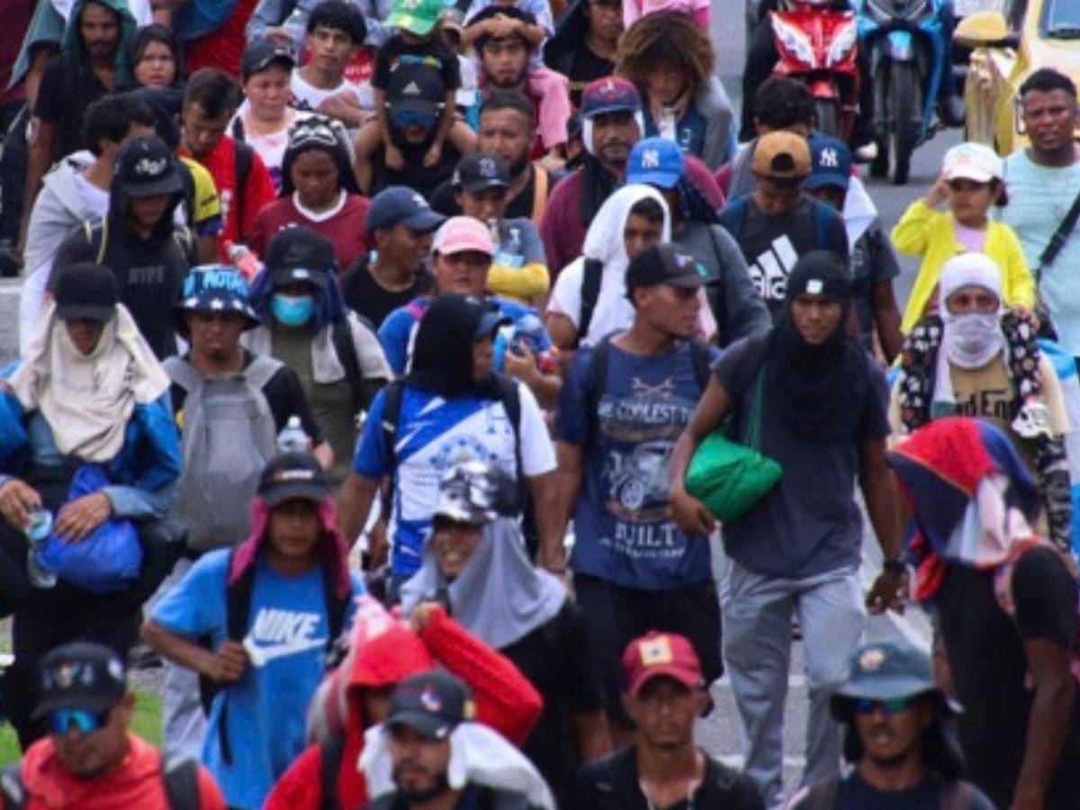 Hondureños y más migrantes dejan todo atrás y emprenden caravana en busca del “sueño americano”