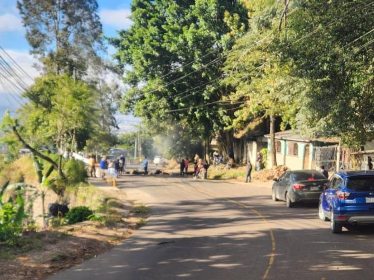 Él ganó: imágenes de caótica protesta de colectivos de Libre en la salida a Olancho
