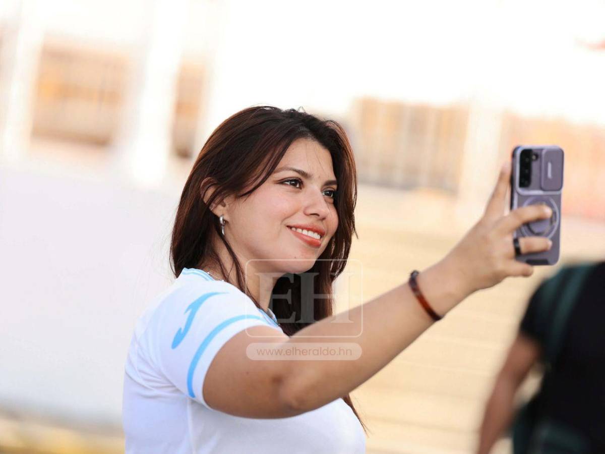 Chicas hermosas iluminan el partido entre Costa Rica y Honduras