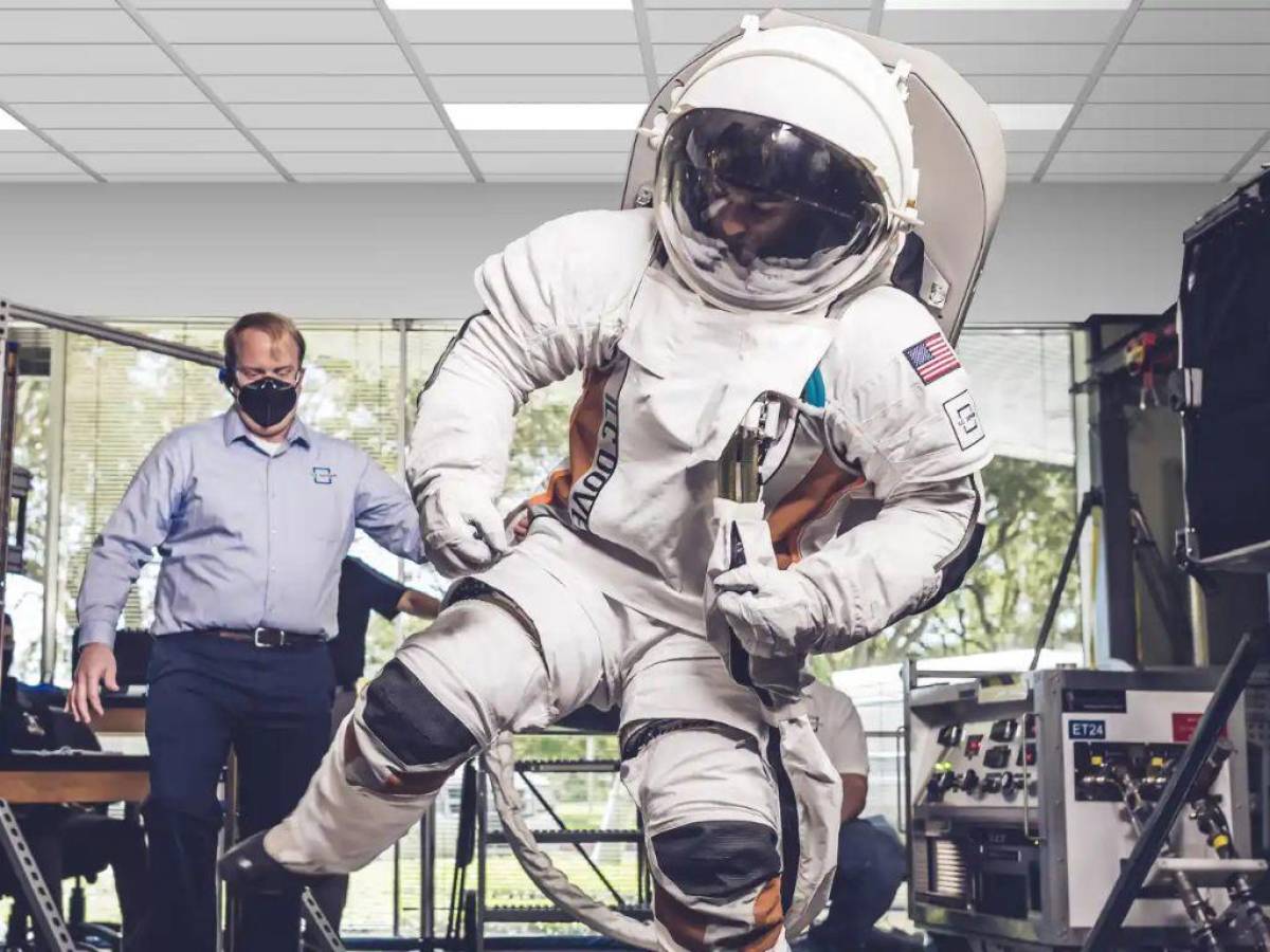 Los nuevos trajes de la NASA, serán ligeros y adaptables a cualquier talla.