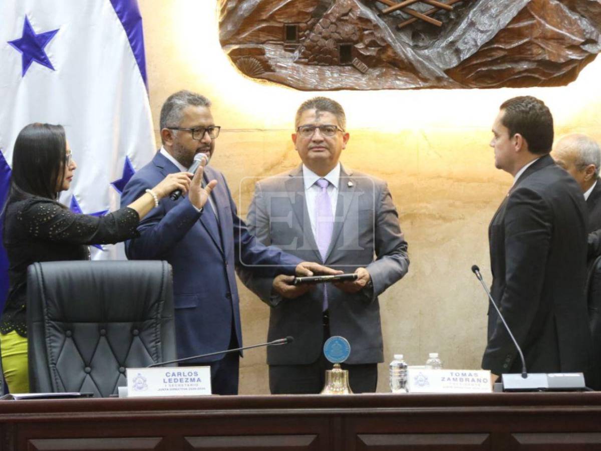 Así se presentó Edgardo Casaña al CN luego de aprobar un código de vestimenta a diputados