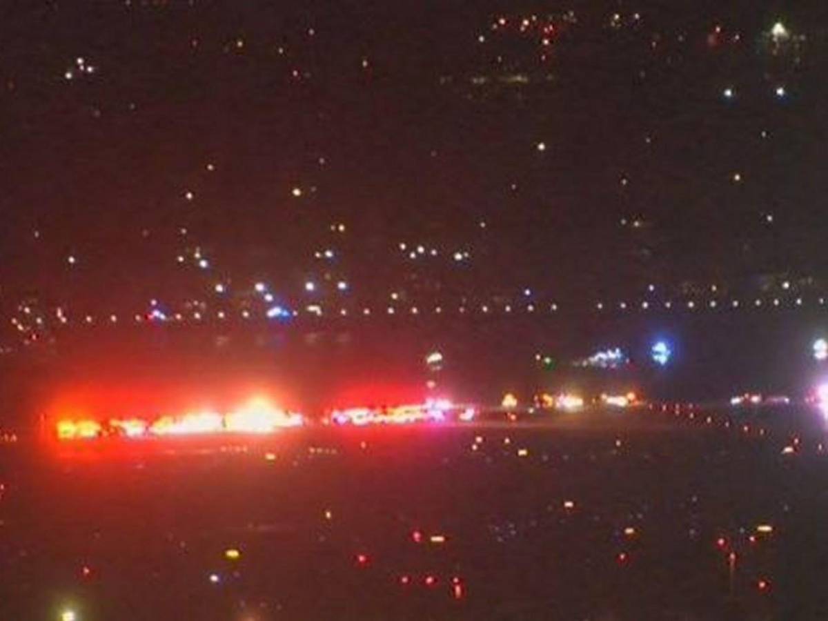 Así fue el choque entre avión y helicóptero en Washington; buscan sobrevivientes