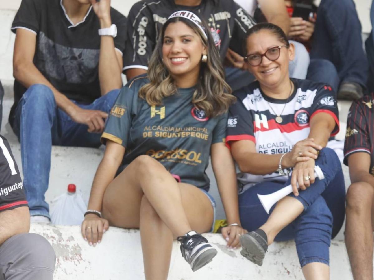 Esposa de jugador sorprendió: Las lindas chicas en la finalísima por ascenso a Liga Nacional