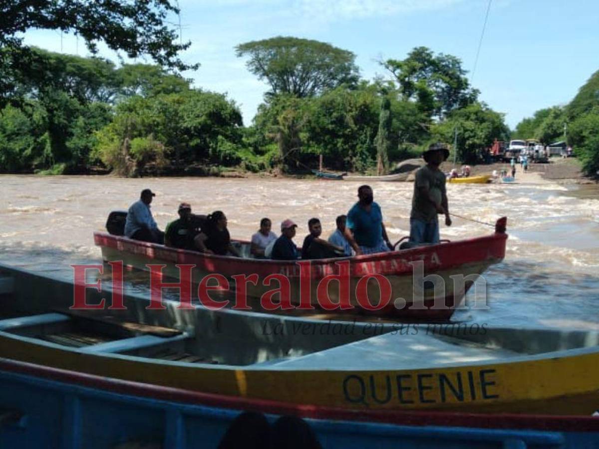 Para poder cruzar al otro lado, los pobladores de la Costa de los Amates deben realizar viajes en lanchas.