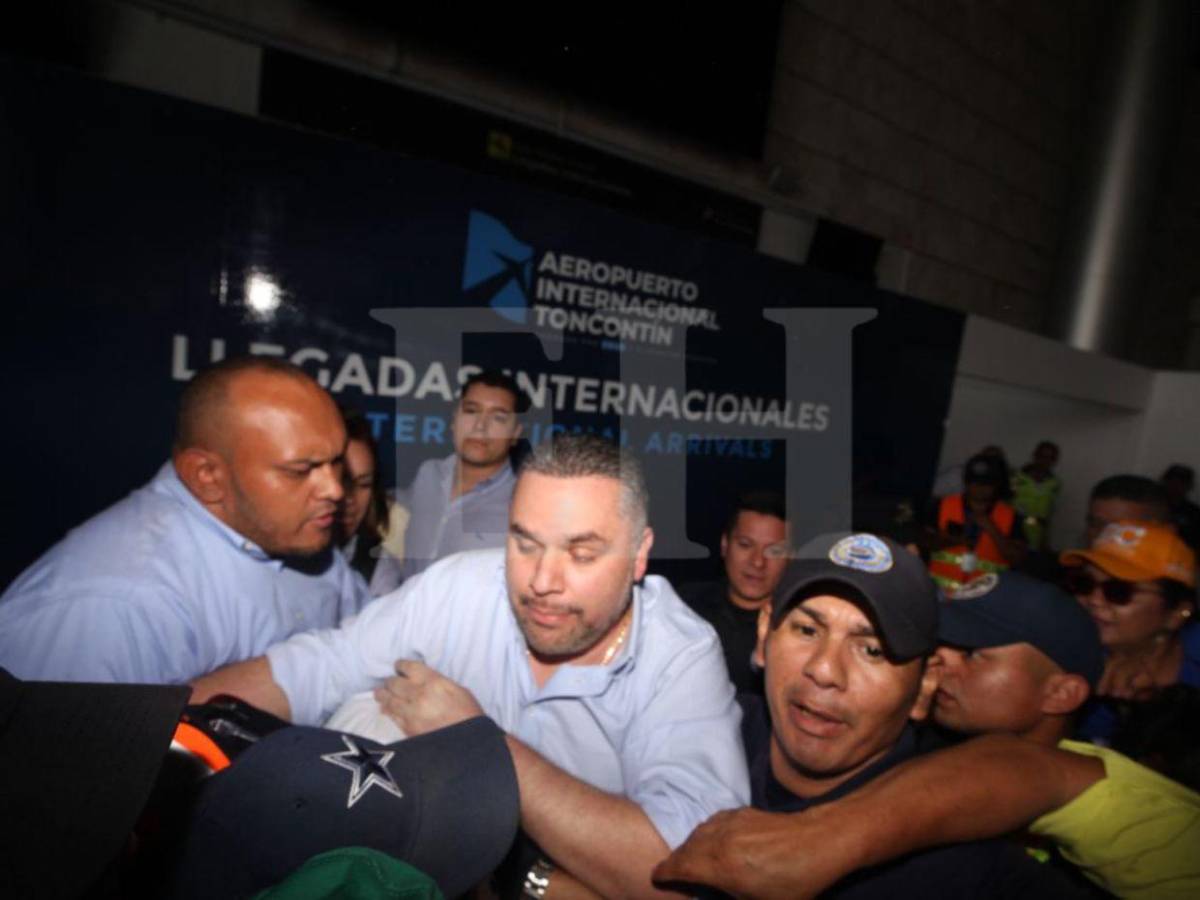 Multitud de nacionalistas recibe a David Chávez tras más de un año prófugo por orden de captura