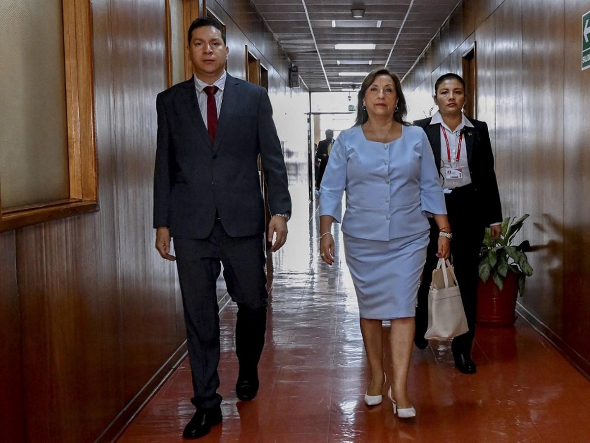 Interrogan presidenta de Perú por sangrienta represión de protestas