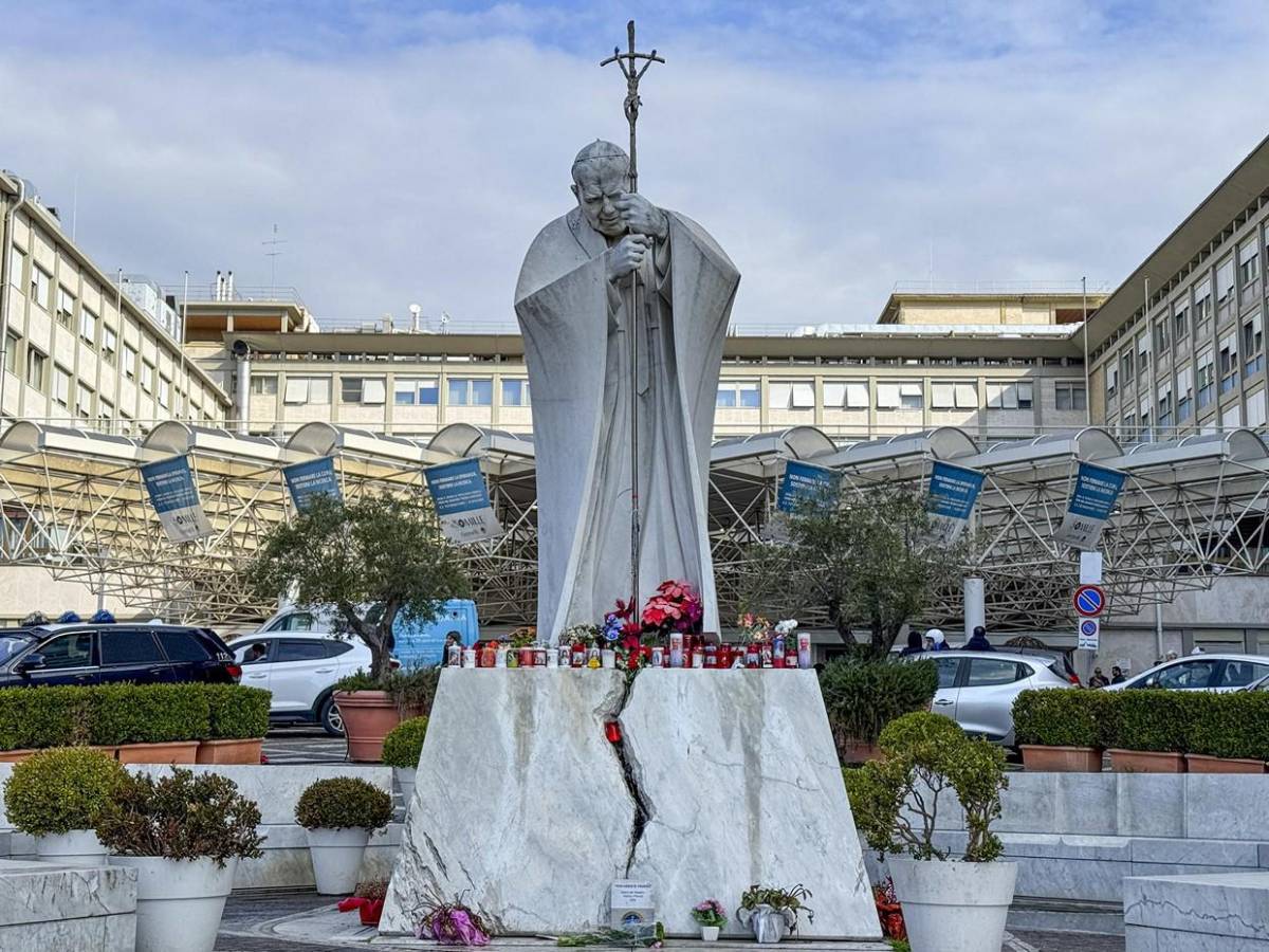 Con flores y velas frente a hospital, fieles improvisan altar por el papa Francisco