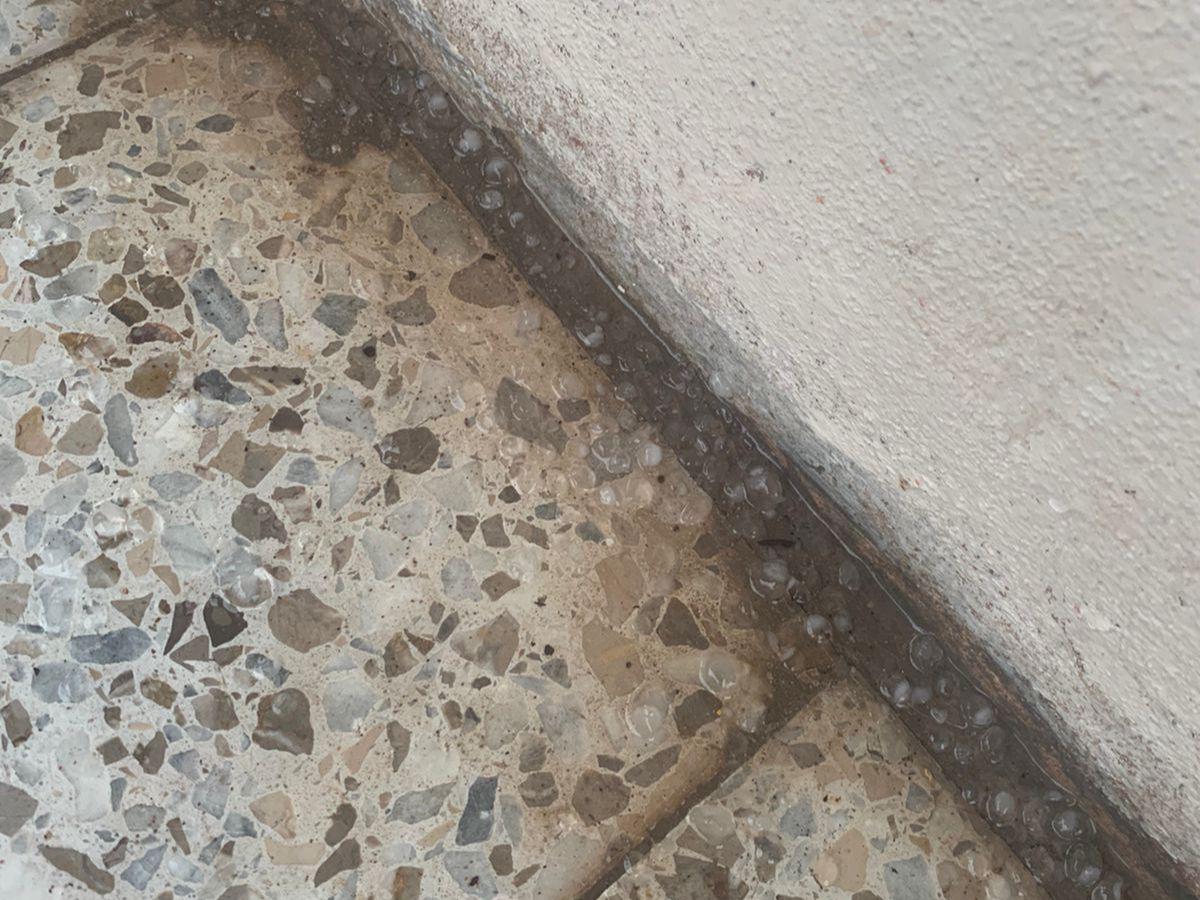 Los diminutos pedazos de hielo quedaron acumulados en varias de las casas capitalinas.