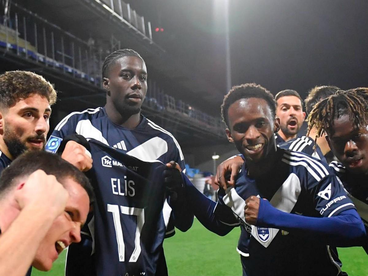 Todos los jugadores vistieron camiseta con el nombre de Elis en su espalda.