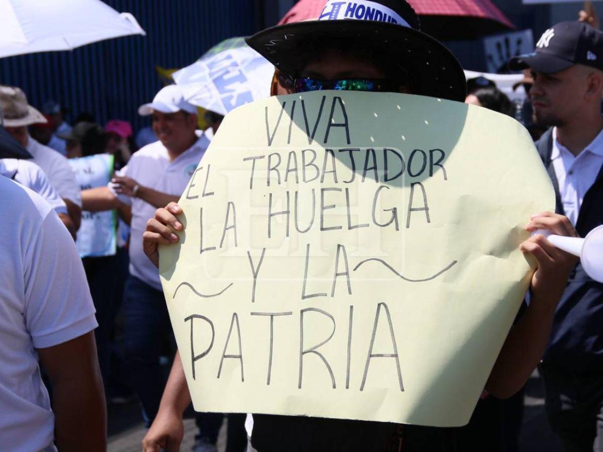 Pólvora, disfraces y pancartas marcan la marcha del 1 de mayo en la capital
