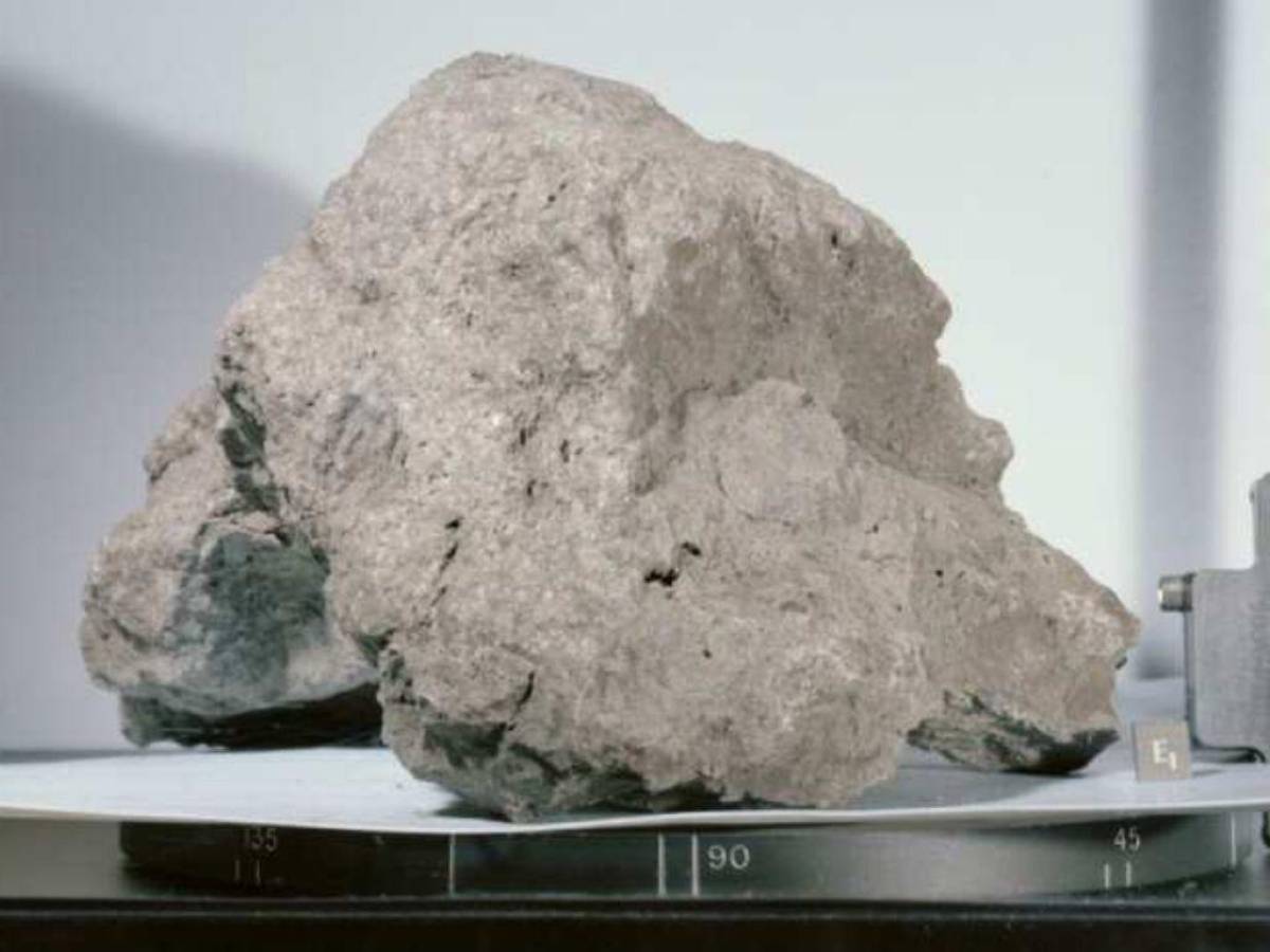 Piedra lunar de más de 6 kilos, traída desde el suelo de la luna por los astronautas de la misión Apolo 17, en diciembre de 1972.
