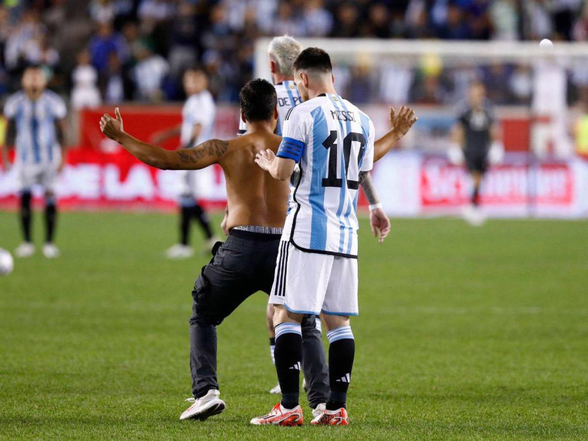 Guardias botan a aficionado mientras Messi le firmaba un autógrafo en la espalda