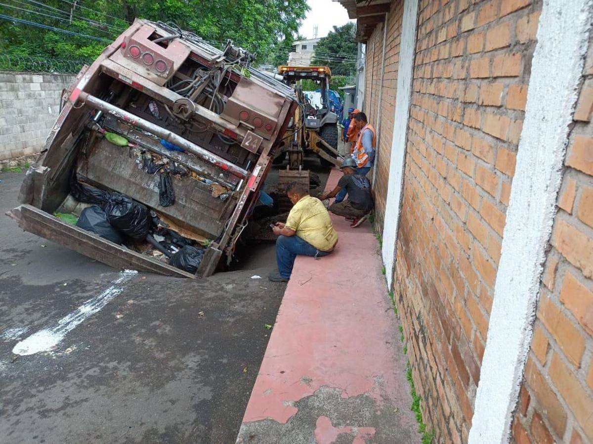 Se hunde pavimento en la colonia Miraflores; camión quedó atascado