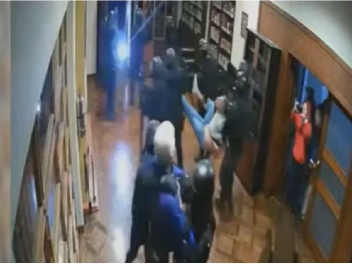 En imágenes inéditas que mostró AMLO, se ve cómo uniformados sometieron a Roberto Canseco mientras intentaba defender la Embajada de México.