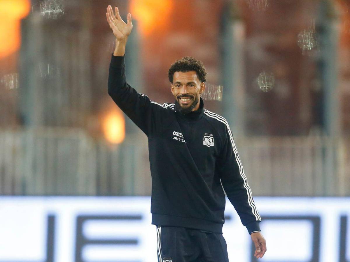 ‘Vozinha’, un refuerzo que cayó del cielo a Colo Colo como su camiseta en la bienvenida