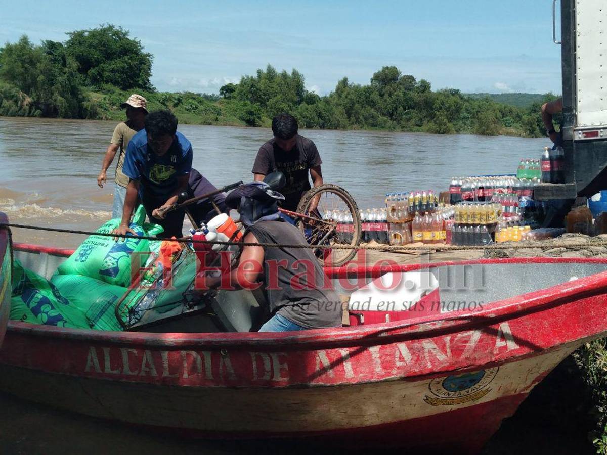 Las personas aprovechan para mover cargamentos de productos comestibles al otro lado.