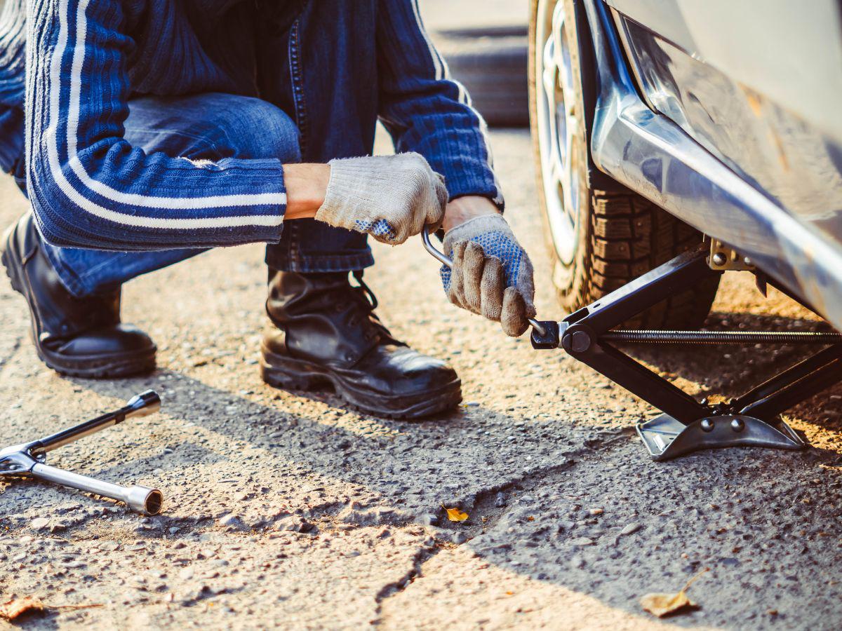 Recuerde portar el equipamiento necesario para cambiar un neumático en caso de que sufra un percance mientras viaja.