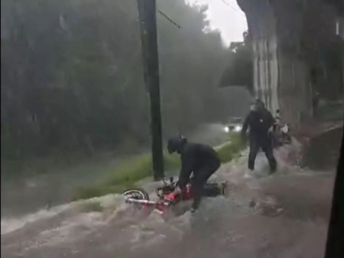 Tráfico colapsado y calles inundadas dejan fuertes lluvias registradas en varias zonas de Tegucigalpa Tráfico colapsado y calles inundadas dejan fuertes lluvias registradas en varias zonas de Tegucigalpa