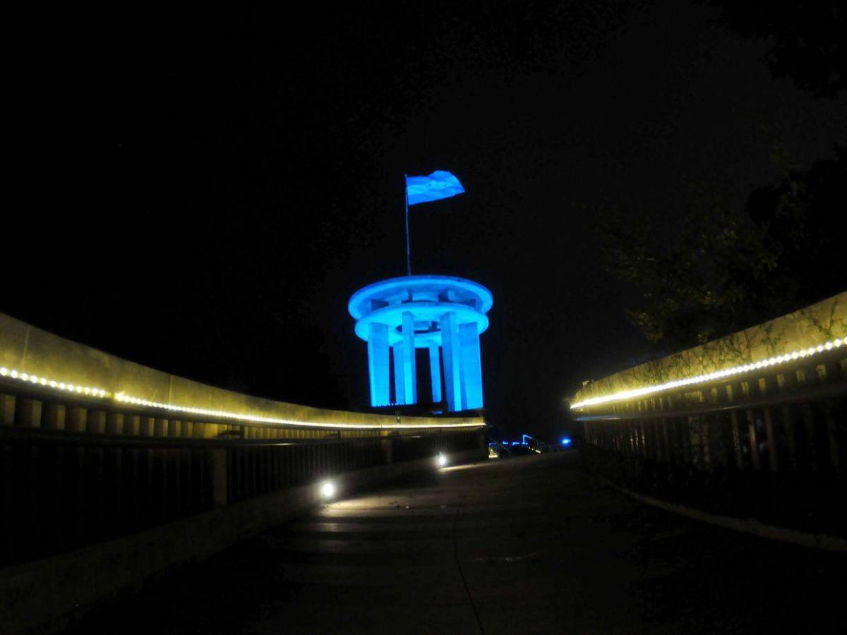 La capital viste sus noches de luces y alegría en la víspera de Navidad La capital viste sus noches de luces y alegría en la víspera de Navidad