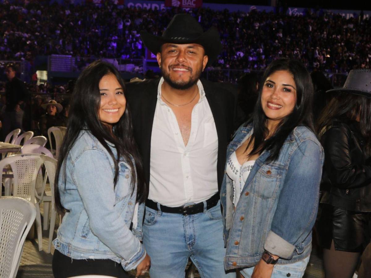 Sombreros, botas y flecos: la moda norteña del público en el concierto de Julión Álvarez