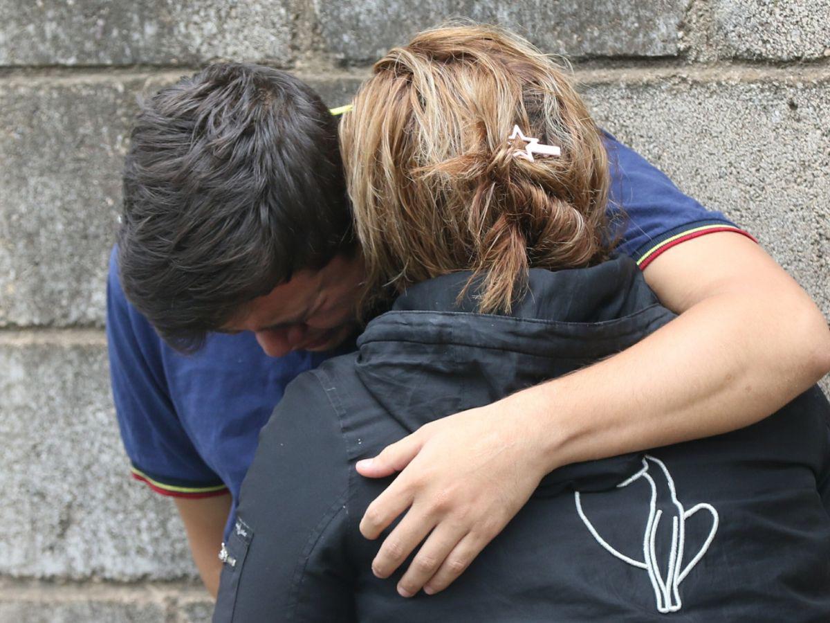 Dolor e impotencia: Familiares lloran muerte de policías en Comayagüela