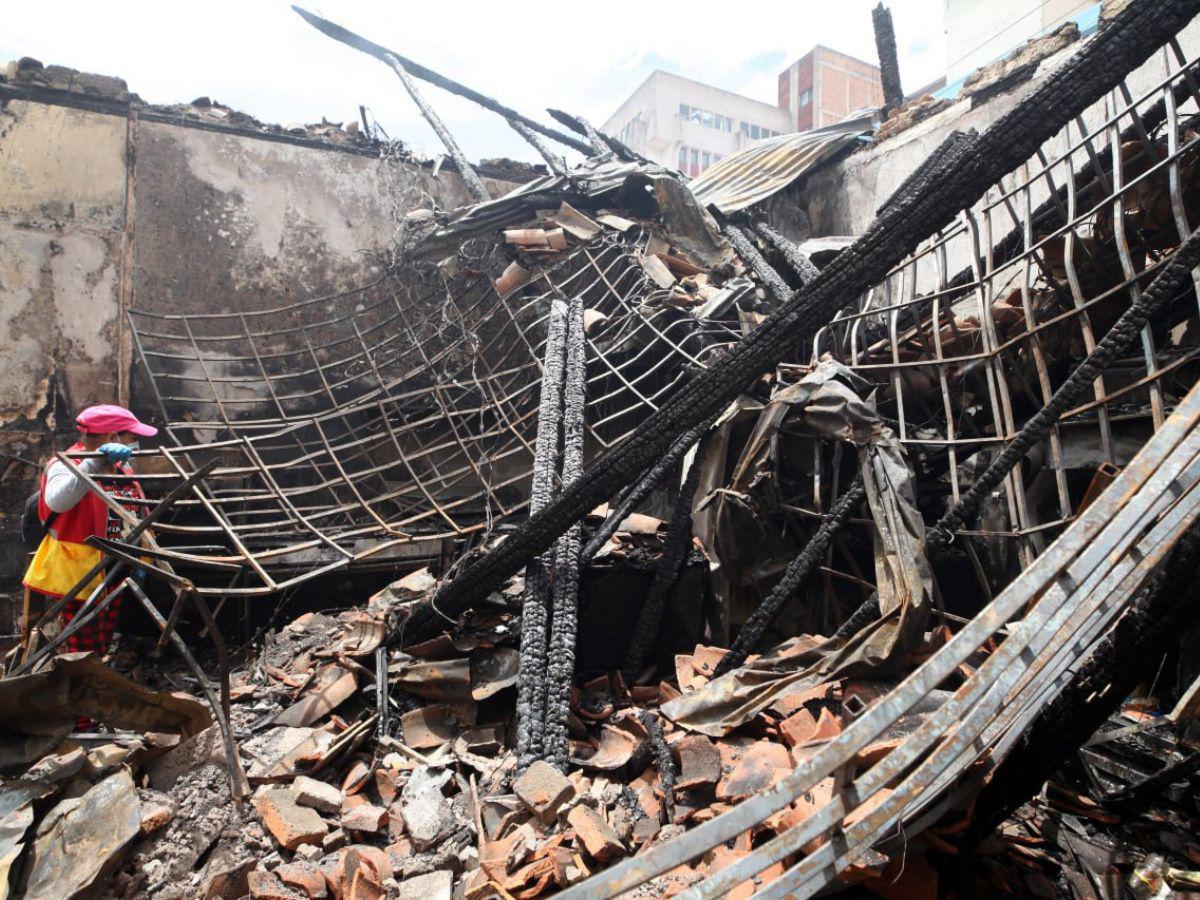 Solo cenizas y escombros: Así quedaron locales tras incendio en el centro de Tegucigalpa