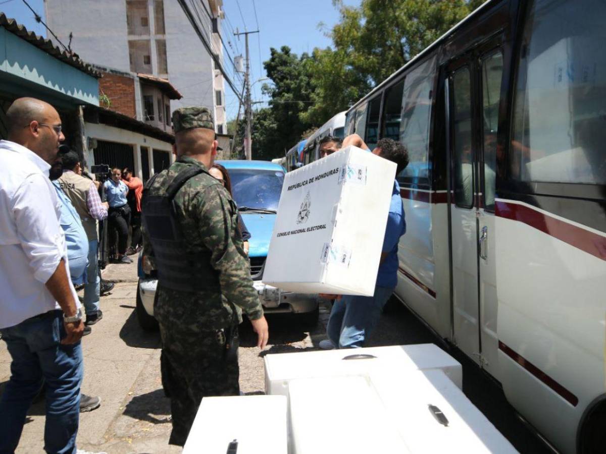 Amontonadas y en buses de ruta urbana trasladan maletas electorales a centros de votación