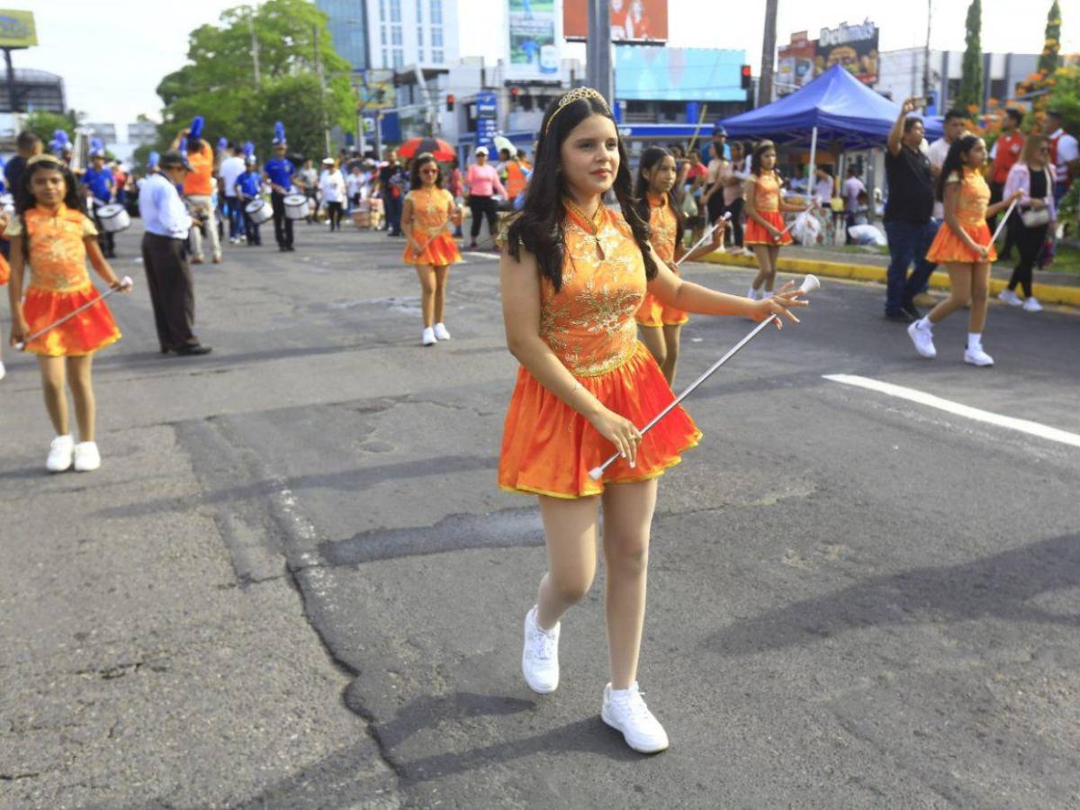 ¡Orgullo y fervor! Escuelas desfilan honrando a la patria en SPS
