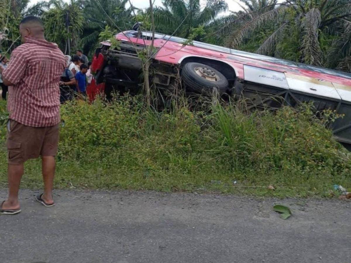 Autobús vuelca en Olanchito por fallas mecánicas y deja varios pasajeros heridos