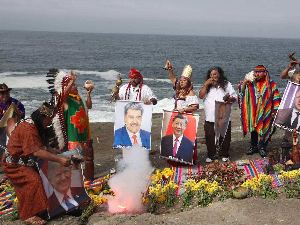 Chamanes y curanderos en Perú realizan ritual de fin de año y predicen para 2026