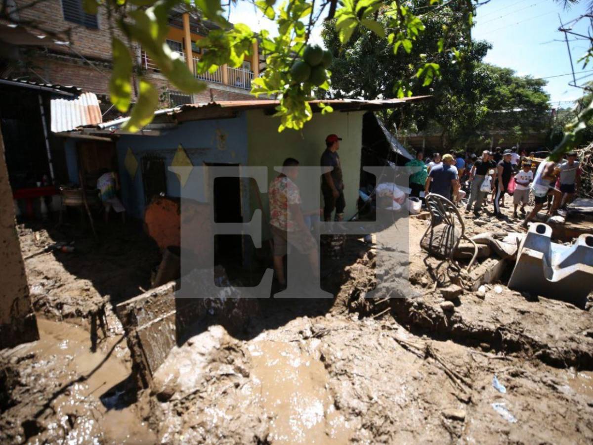 Casas inundadas y carros volcados: el caos en Río Abajo por las lluvias