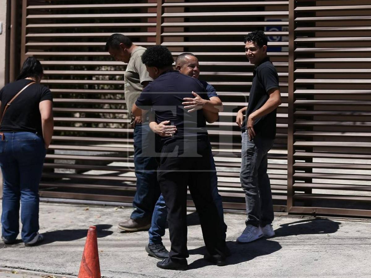 Entre flores y abrazos: familiares y amigos despiden a Javier Deras, su esposa y su madre