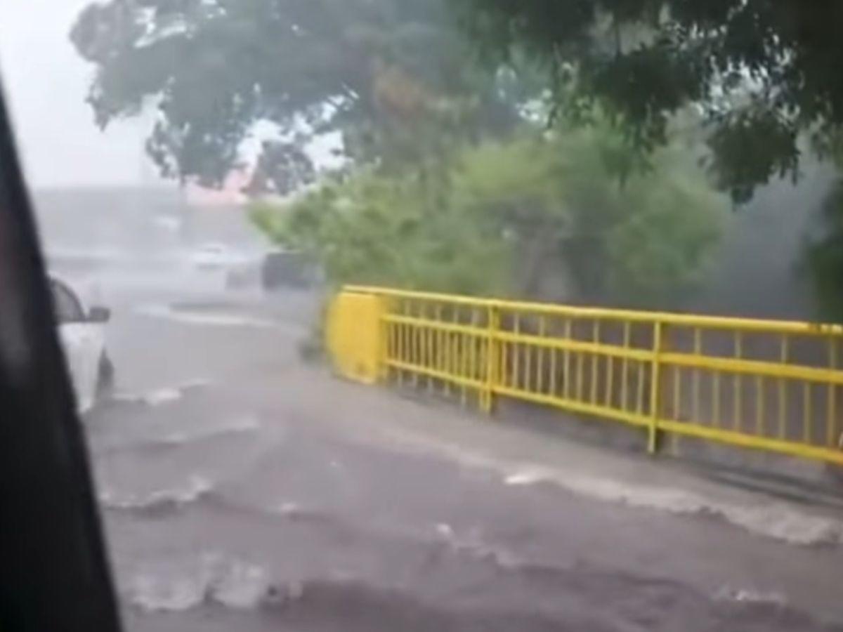 Tráfico colapsado y calles inundadas dejan fuertes lluvias registradas en varias zonas de Tegucigalpa Tráfico colapsado y calles inundadas dejan fuertes lluvias registradas en varias zonas de Tegucigalpa