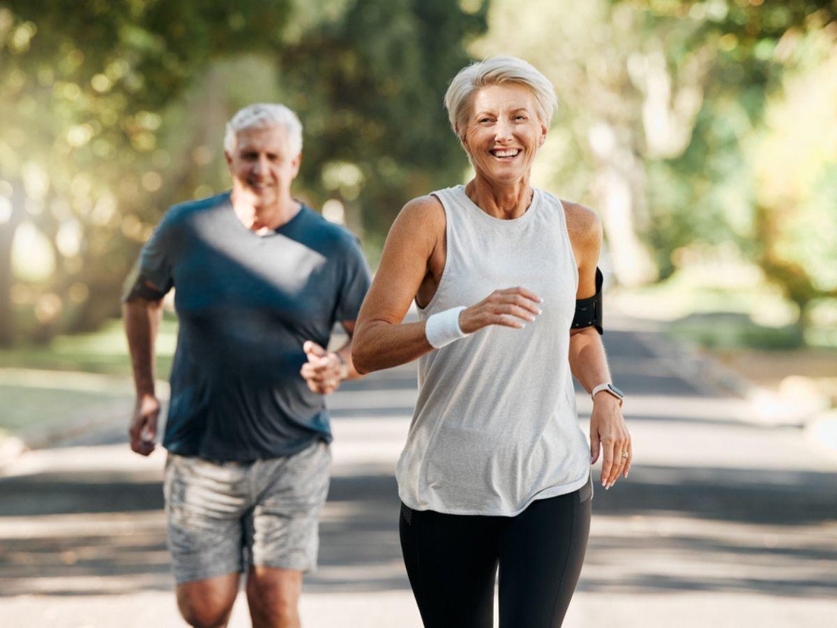 El ejercicio regular, como caminar, correr o nadar, fortalece el corazón y mejora la circulación.