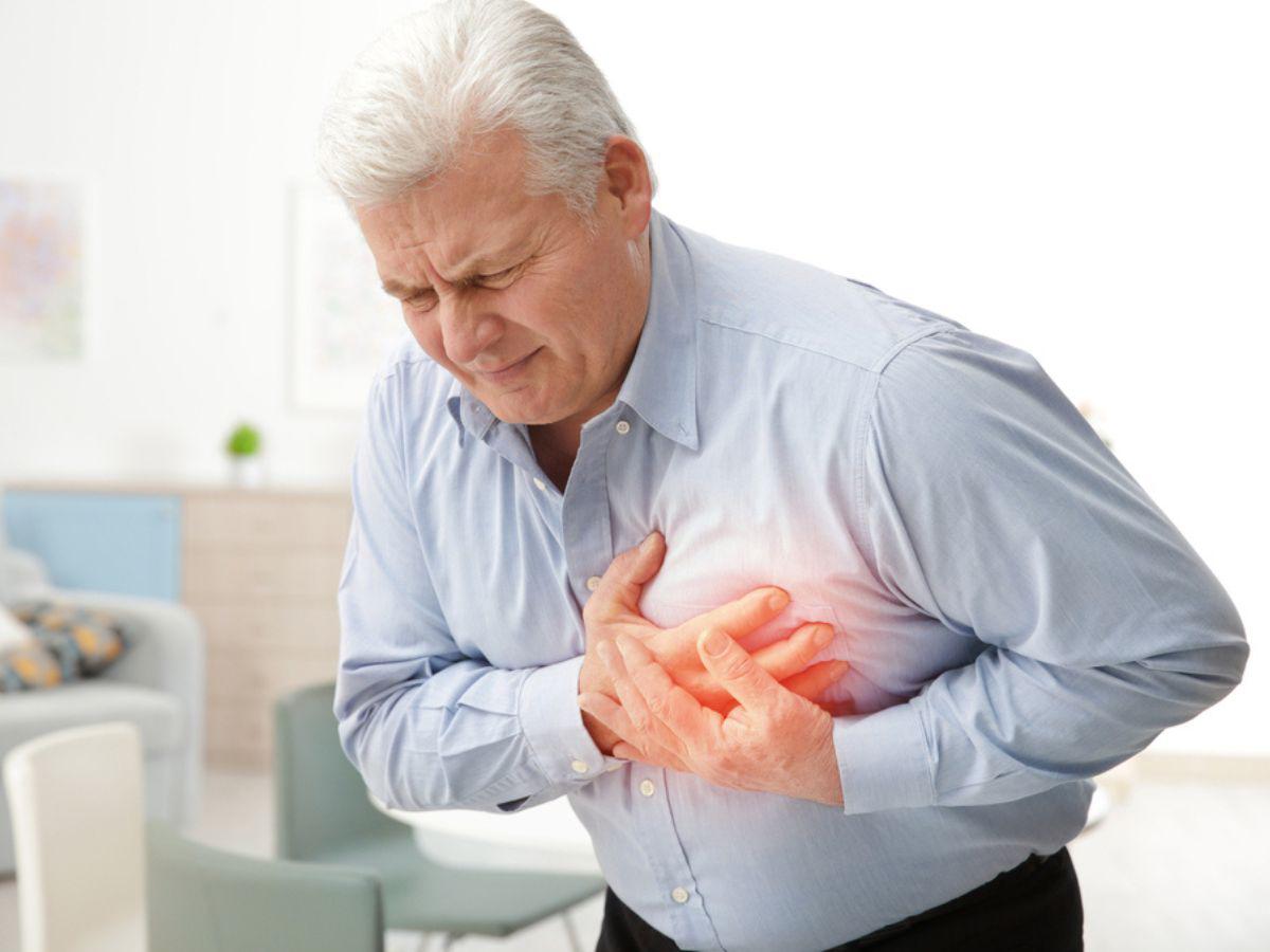 Es vital aprender a reconocer los síntomas y las señales de alerta de problemas cardíacos, al menos en los casos en que sea posible.