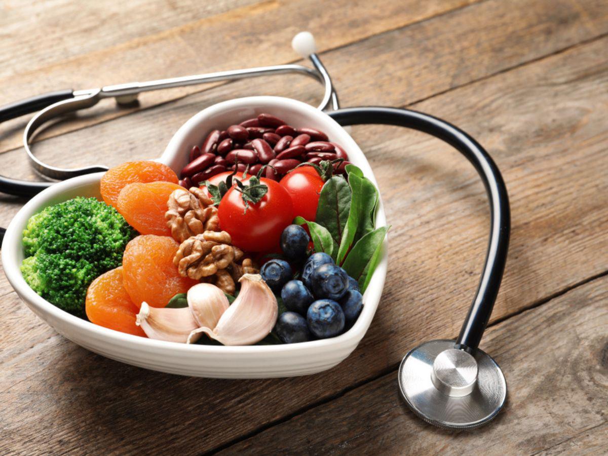 Al adoptar hábitos saludables, enfocados en la alimentación y el ejercicio, se fortalece el sistema cardiovascular, promoviendo así una vida más saludable y activa.