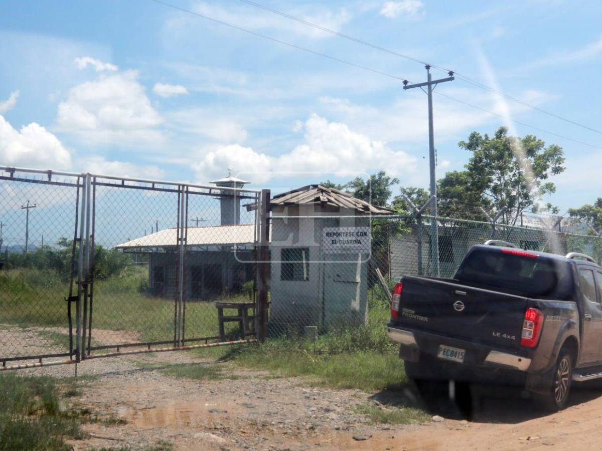 Maleza, techos dañados y módulos inconclusos: el abandono de la cárcel de Naco