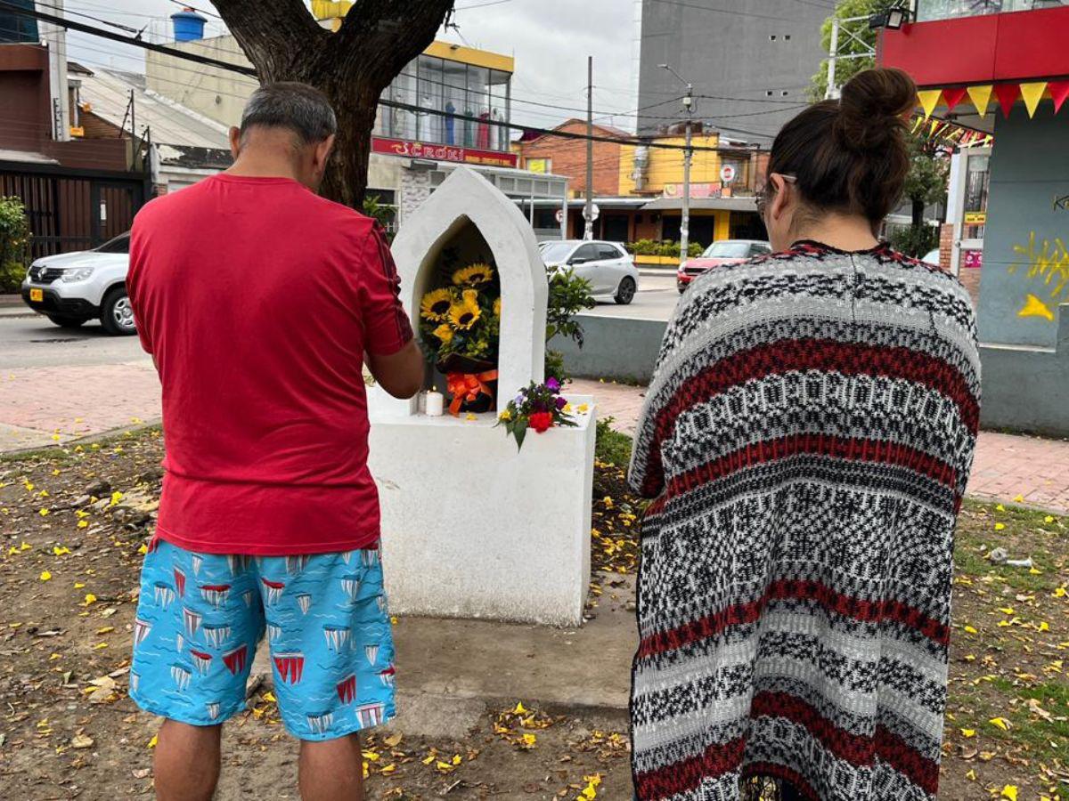 Flores, velas y unidad: Bogotá rinde homenaje a Miguel Uribe Turbay