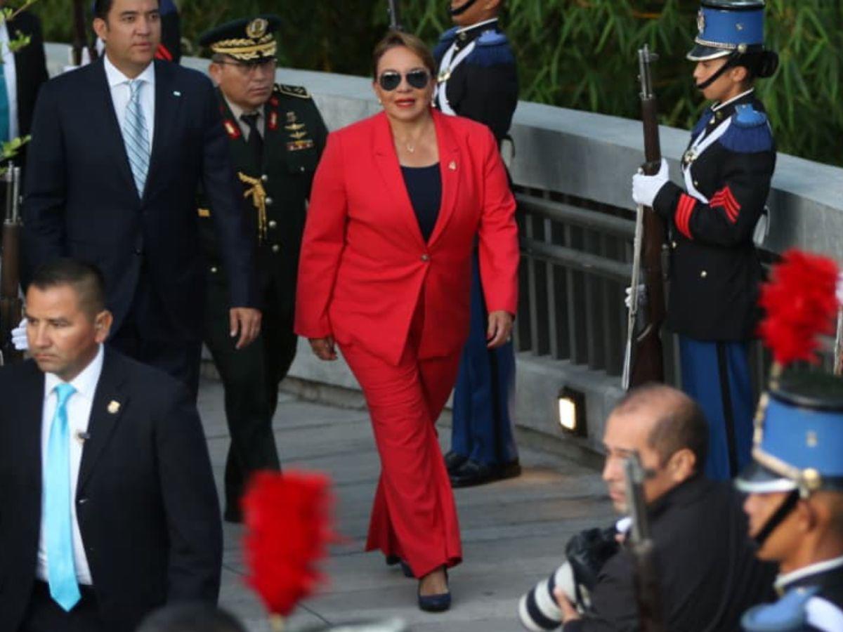 Presidenta Xiomara Castro llegó vestida con los colores de Libre a inauguración del mes patrio