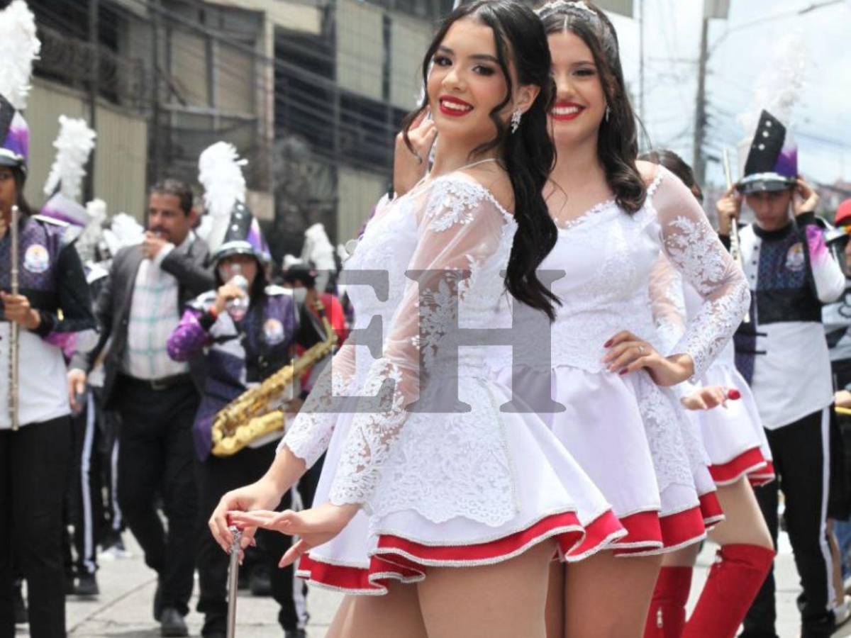 El rojo brilló en los desfiles patrios: los atuendos que marcaron tendencia este 2025