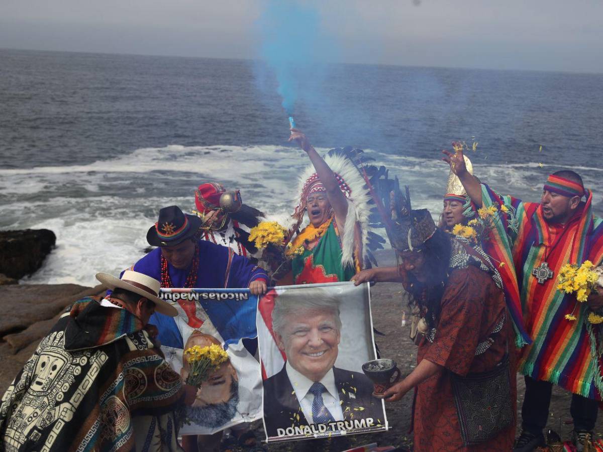 Chamanes y curanderos en Perú realizan ritual de fin de año y predicen para 2026