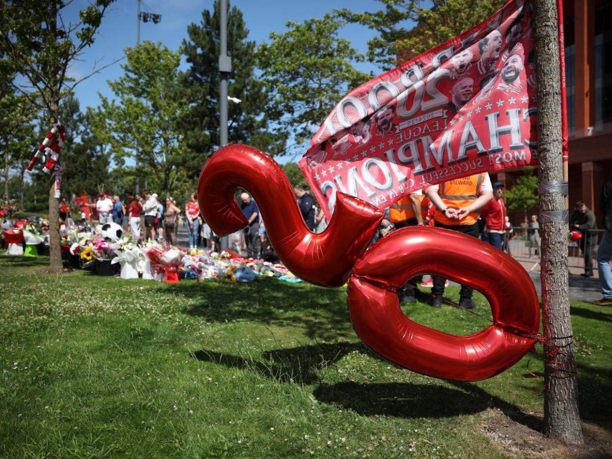 You´ll Never Walk Alone: Seguidores del Liverpool rinden homenaje a Diogo Jota