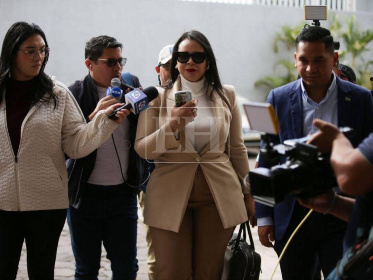 Funcionarios llegan a Casa Presidencial para Consejo de Ministros en medio de controversia por decreto