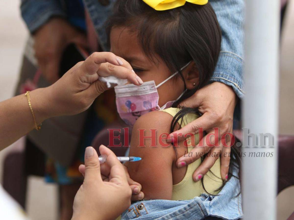 Meta de vacunación solo suma 37% ante negativa de padres a llevar a hijos