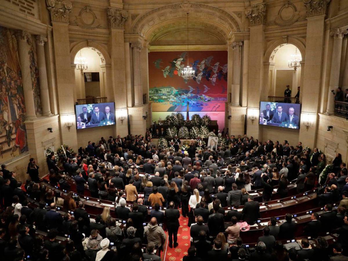Políticos y familiares asisten al funeral de Miguel Uribe Turbay en el Congreso colombiano